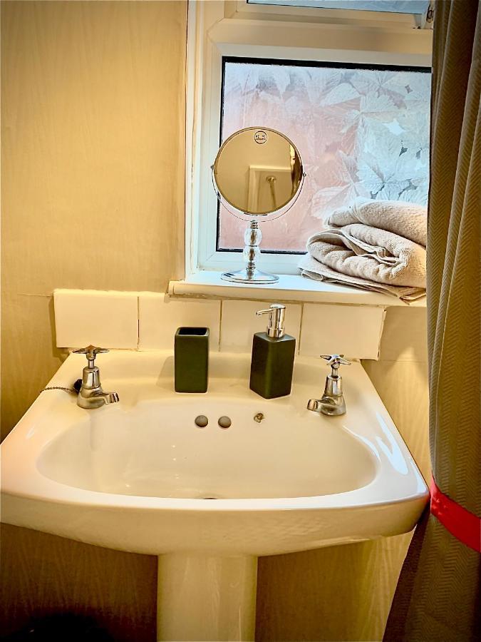 Double Room Bentilee Bucknall  ภายนอก รูปภาพ